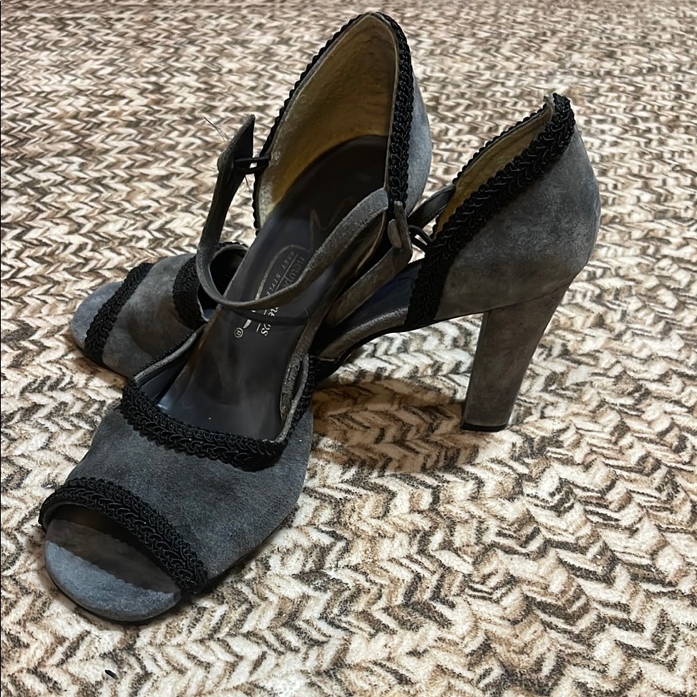 Vintage Newport News Gray Suede Women's Heels
